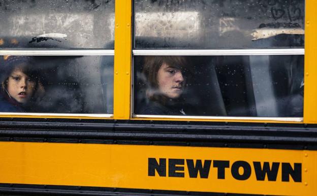 Alumnos de la escuela elemental Sandy Hook de Connesticut son evacuados después de que un joven armado matara a 27 personas el 14 de diciembre de 2012