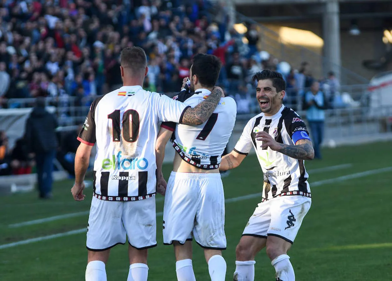 Los pacenses salen reforzados en un derbi apasionante y en el que los romanos se resistieron a tirar la toalla