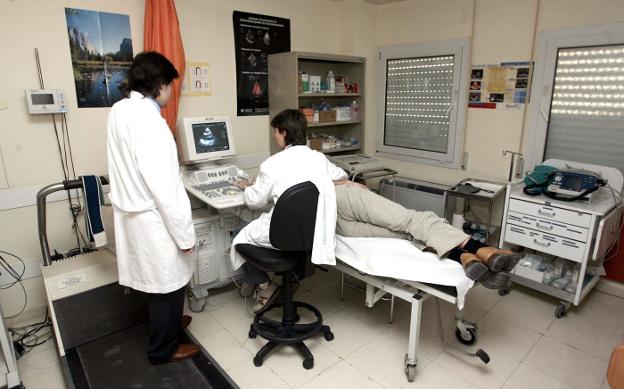 Sanitarios durante la realización de una prueba de diagnóstico en una imagen de archivo. :: hoy