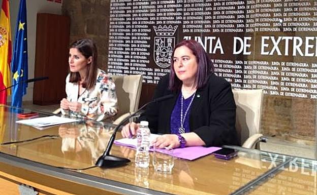 La portavoz de la Junta de Extremadura, Gil Rosiña, y consejera de Medio Ambiente y Rural, Begoña García Bernal