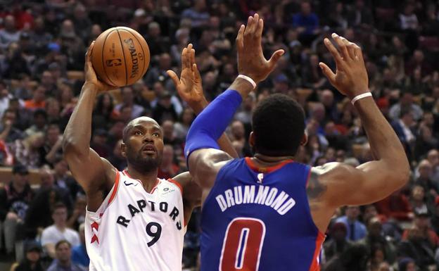 Serge Ibaka, controla el balón. 