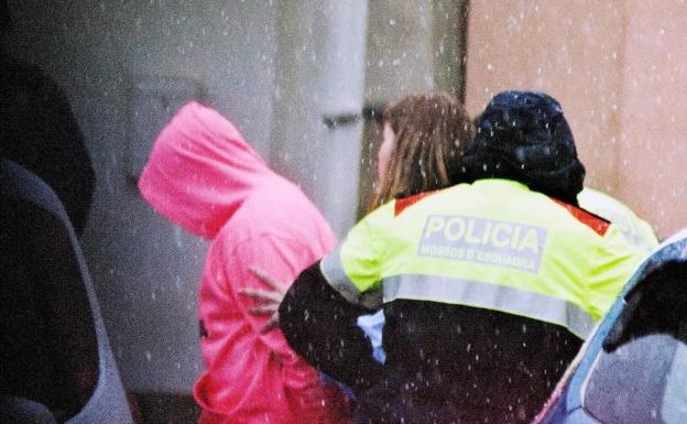 El hijo (capucha rosa) del presunto autor del doble crimen del pantano de Susqueda. 