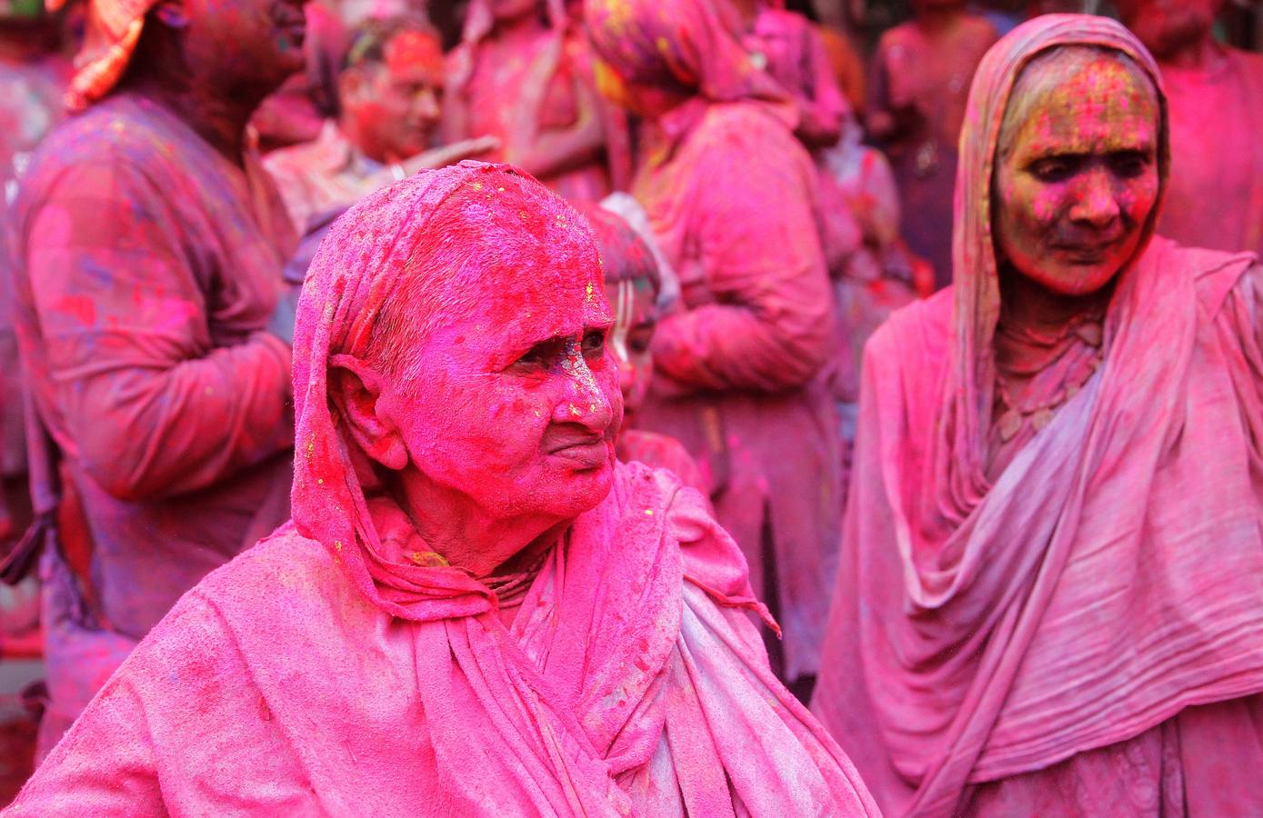 Una multitud participa en la celebración del Holi en Uttar Pradesh (India)