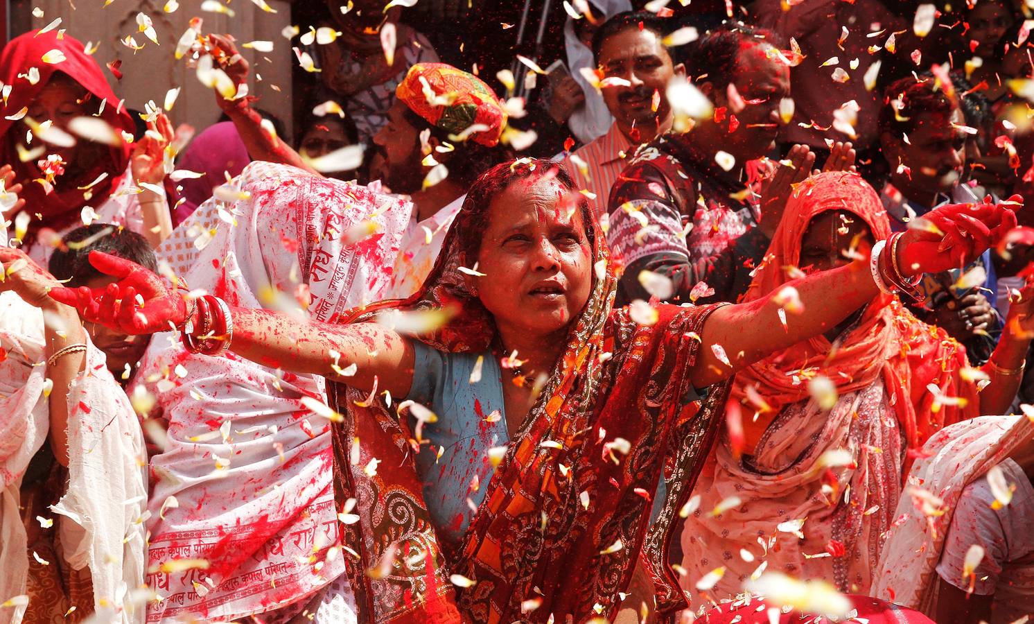 Una multitud participa en la celebración del Holi en Uttar Pradesh (India)