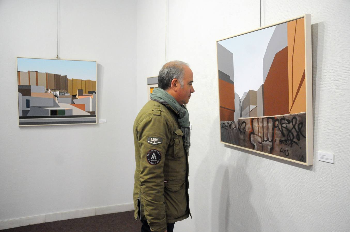 El artista Pedro Casero (Tomelloso, Ciudad Real) presenta su exposición “Barrio centro” en el Centro Cultural Santo Domingo de la Fundación CB. La exposición pretende concentrar la atención sobre el motivo fotográfico y su intención en un contexto cívico cotidiano e inmediato en donde el color y la geometría predominan en litofrafias de ciudades, calles y entorno urbano