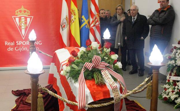 Galería. El senador por Asturias Vicente Álvarez Areces (2d) acompaña a familiares del exfutbolista en la capilla ardiente. 