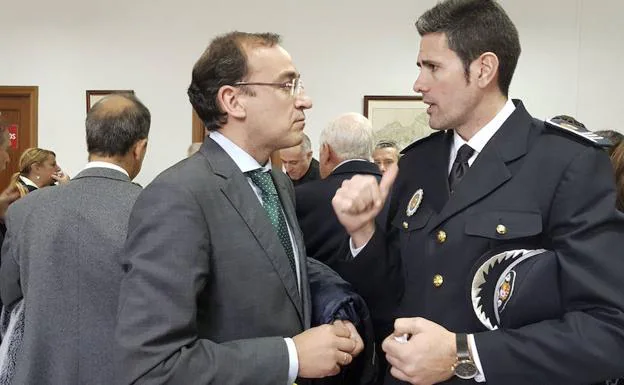 El concejal,Rafael Mateos, y el jefe policial, Benedicto Cacho.