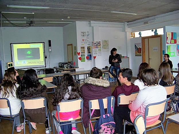 Alumnos de Villanueva atendiendo a Deli Prieto. :: D.P.