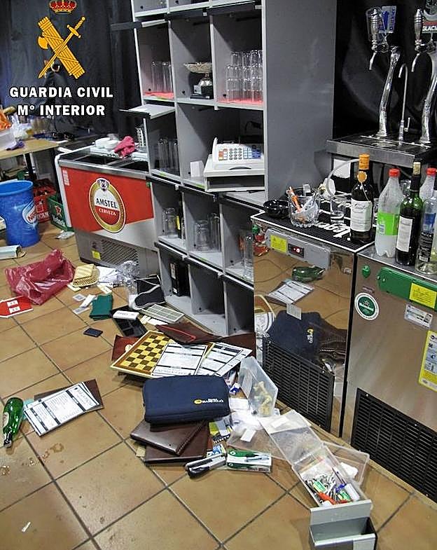 Así quedó el bar tras el asalto de los dos presuntos ladrones.