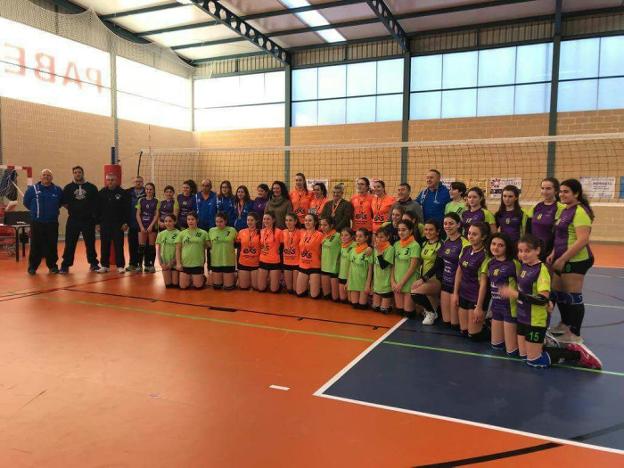 Jugadoras de voley en el polideportivo Fariñas Esteban. :: j.j.t.