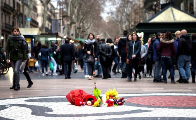 Unas flores homenajean a las víctimas en Las Ramblas de Barcelona.