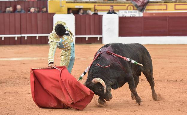 Derechazo de Juanito al segundo de la tarde. 