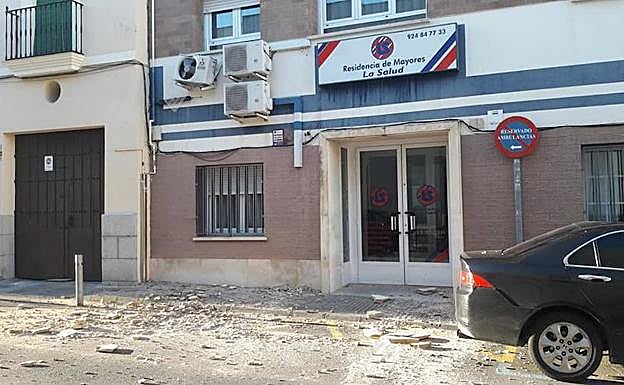 Fachada de una residencia geriátrica donde se produjo el desprendimiento de una cornisa.