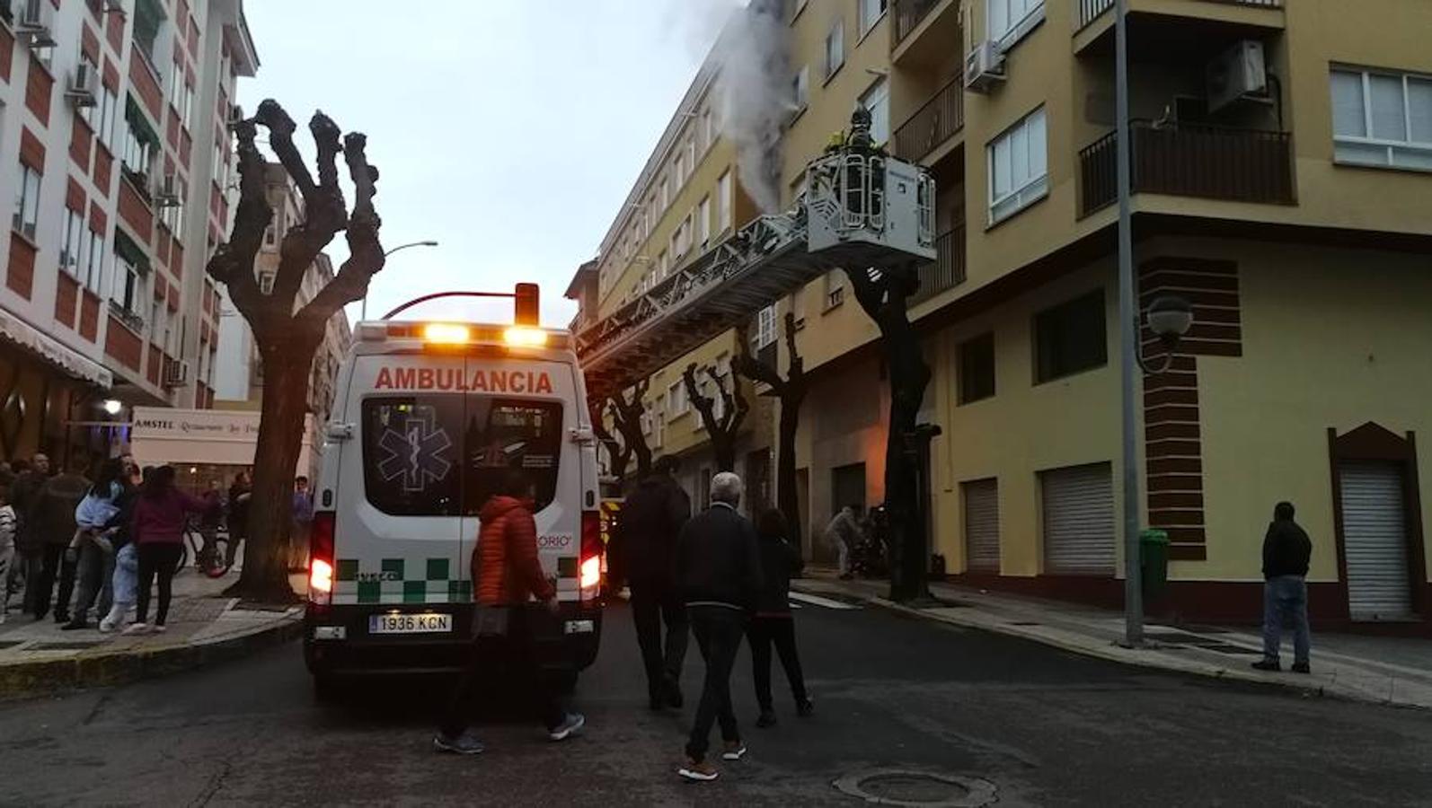 Ha obligado a los bomberos a rescatar a varias personas