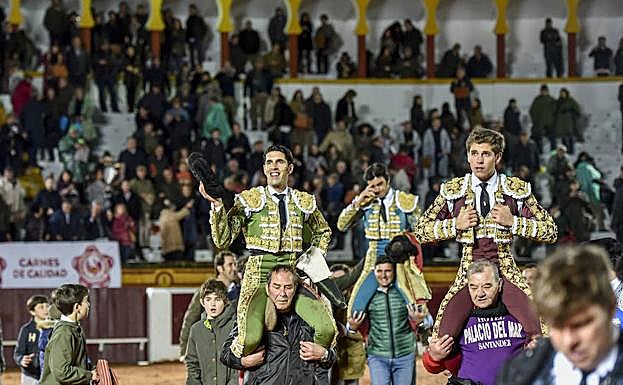 Los toreros extremeños, a hombros.