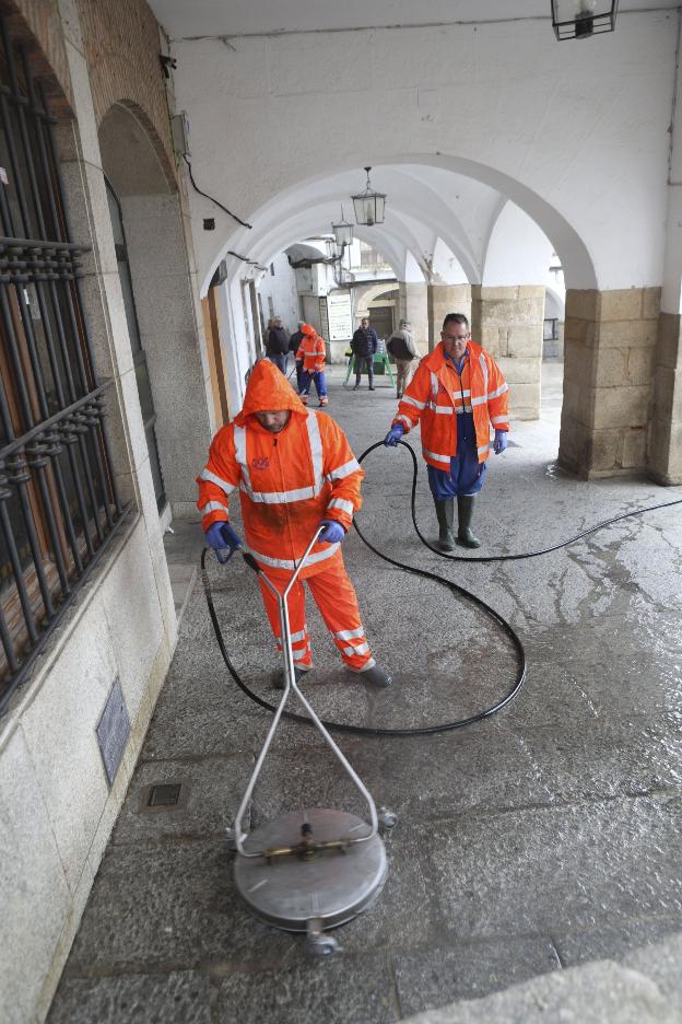 Operarios de Conyser limpian los soportales de la Plaza. :: a. méndez 