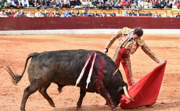 Enrique Ponce torea al natural al 'resucitado' cuarto.