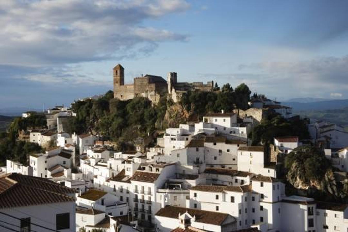 ESTEPONA. El Ayuntamiento de Estepona (Málaga ) solicitó hace tres años y medio la construcción de un parador en su término municipal. El consistorio se ofrece a ceder el terreno para que se levante el hotel. Una de las opciones que se barajan es emplazar el establecimiento cerca del paseo marítimo