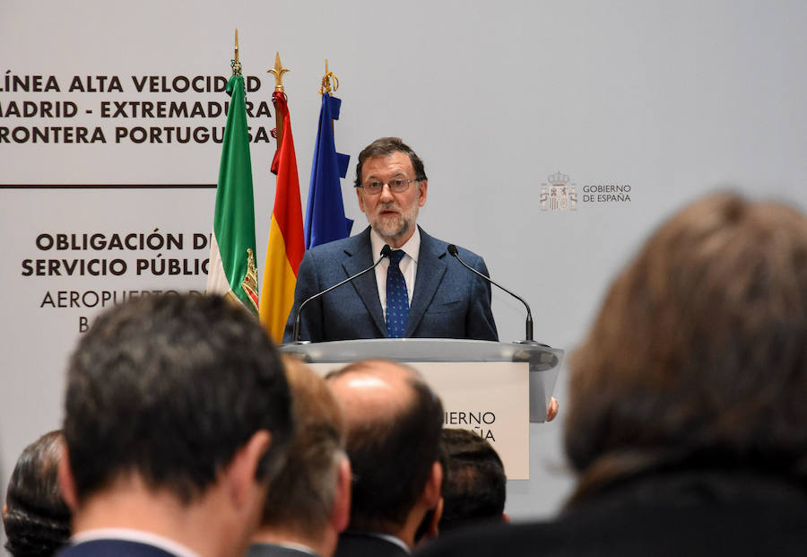 Rajoy ha asistido a la firma de la Declaración de Servicio Público de los vuelos desde el Aeropuerto de Badajoz, y se ha encontrado con el primer ministro de Portugal, Antonio Costa, en Elvas