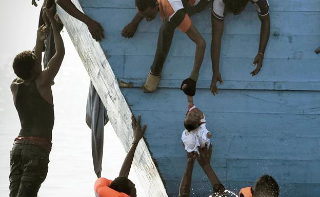 Rescate de inmigrantes a escasas millas de la costa de Libia.