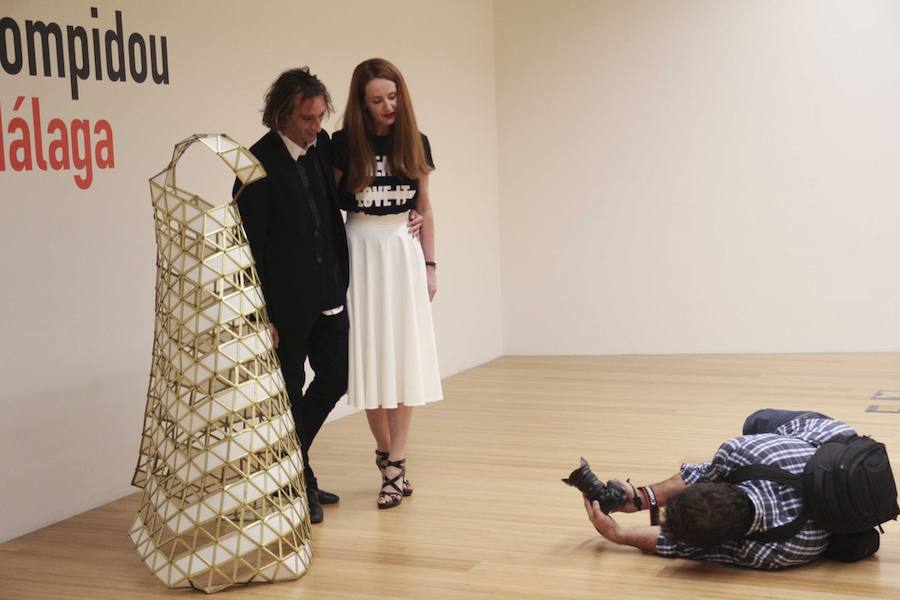 Rubén Olmo y Myriam Hurtado presentan el vestuario de 'Arquitectura de luz y sombras' en el Centro Pompidou de Málaga.