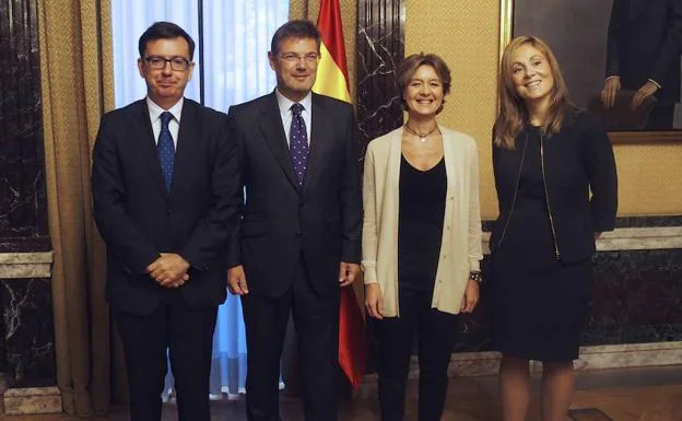 Román Escolano (i), en un acto como vicepresidente del BEI junto a varios ministros.