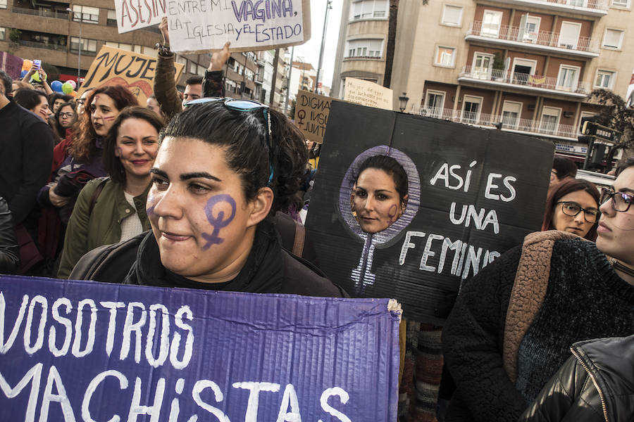 La manifestación con motivo de la huelga feminista del 8M partió de la avenida de Huelva