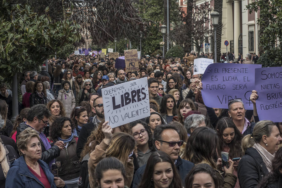 La manifestación con motivo de la huelga feminista del 8M partió de la avenida de Huelva