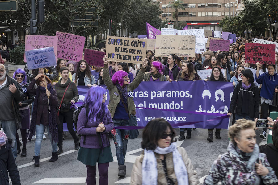 La manifestación con motivo de la huelga feminista del 8M partió de la avenida de Huelva