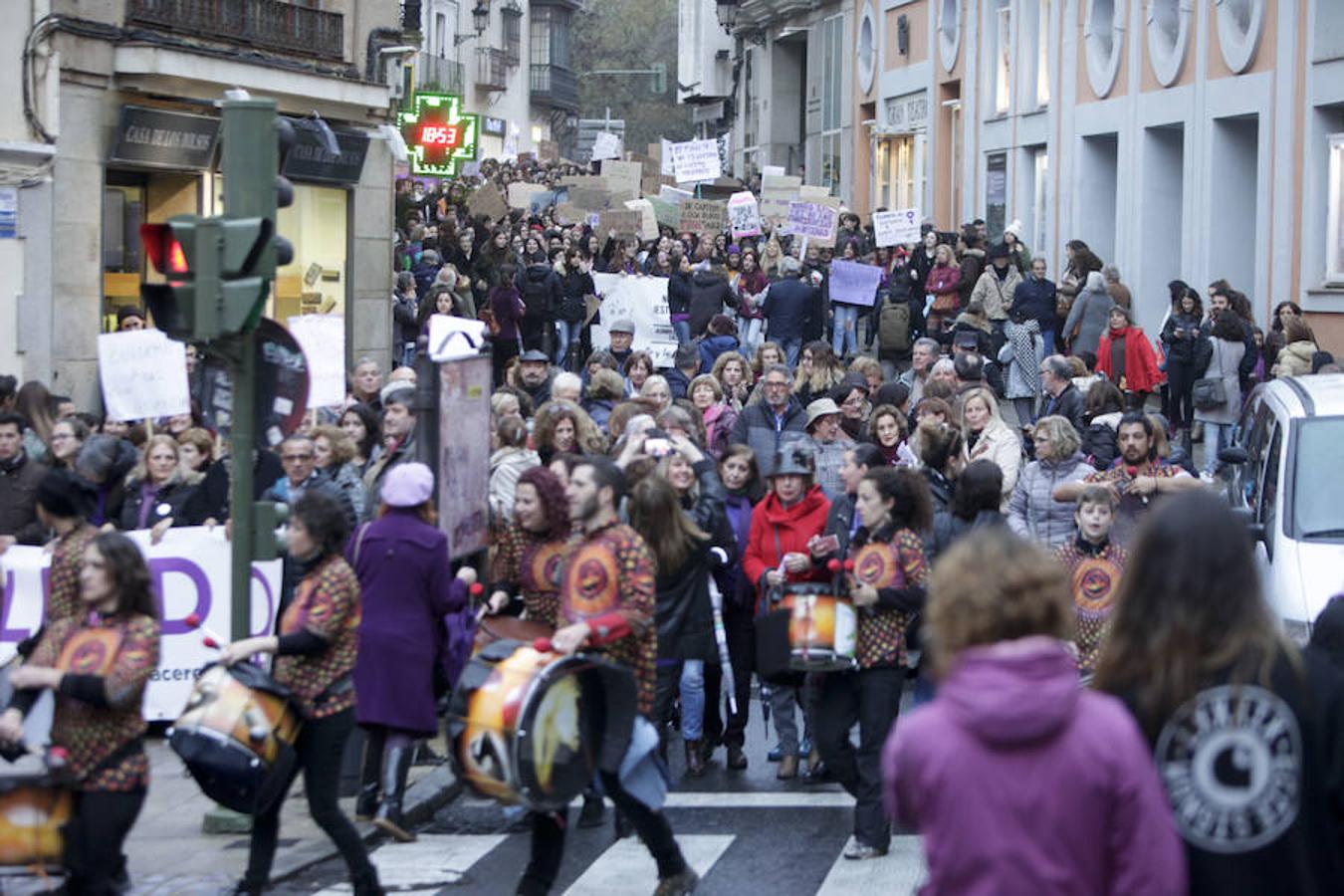 estudiantes, amas de casa, políticas, periodistas, profesoras, investigadoras, doctoras, enfermeras, empleadas públicas, trabajadoras sociales, y un sinfín de colectivos han marchado por las calles cacereñas hasta llegar a la Plaza Mayor