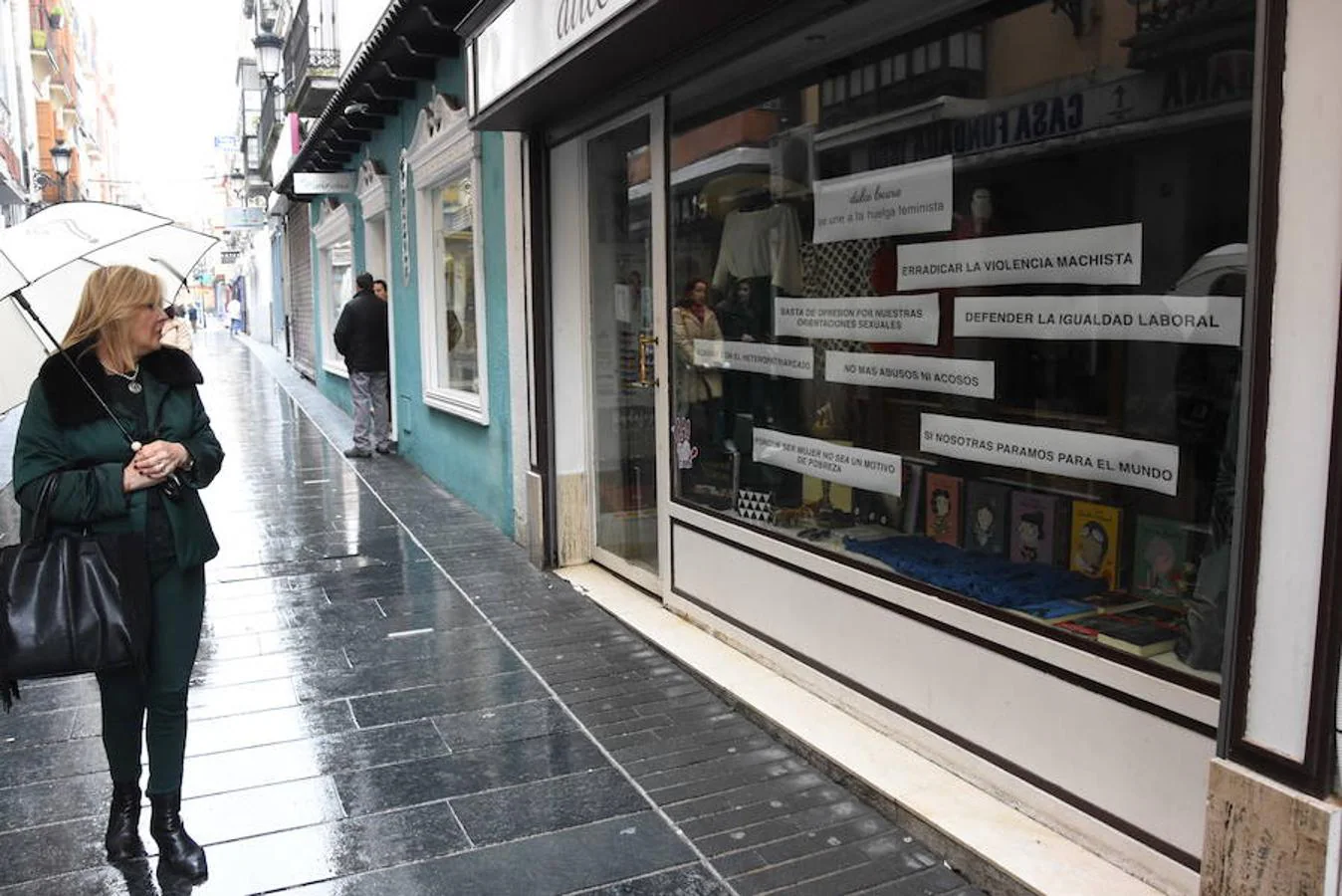 Una tienda de Badajoz cerrada con mensajes feministas.