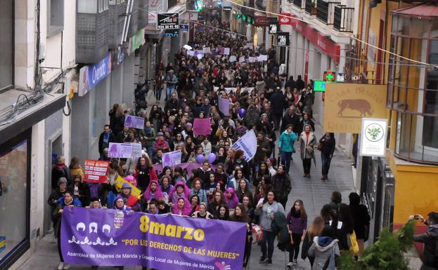 La manifestación celebrada la tarde este jueves en Mérida ha sido multitudinaria