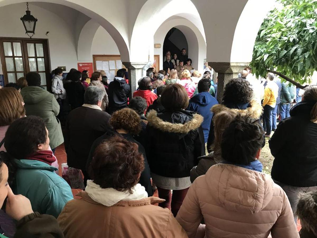 Unas 200 personas asisten a la lectura del manifiesto conmemorativo del Día de la Mujer en el Ayuntamiento de Los Santos de Maimona