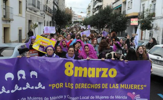 Galería. La Plaza de España de Mérida se ha llenado durante la manifestación::