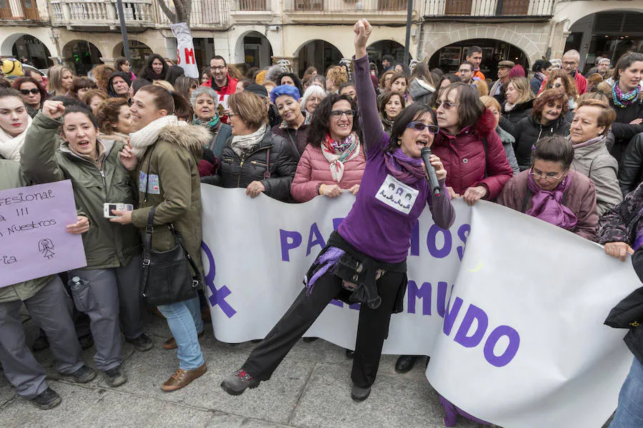 En Plasencia han sido más de 1.000 las personas se han manifestado tras una pancarta en la que podía leerse 'Paramos el mundo'