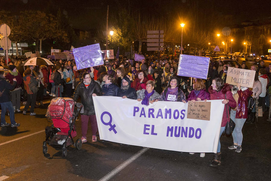 En Plasencia han sido más de 1.000 las personas se han manifestado tras una pancarta en la que podía leerse 'Paramos el mundo'