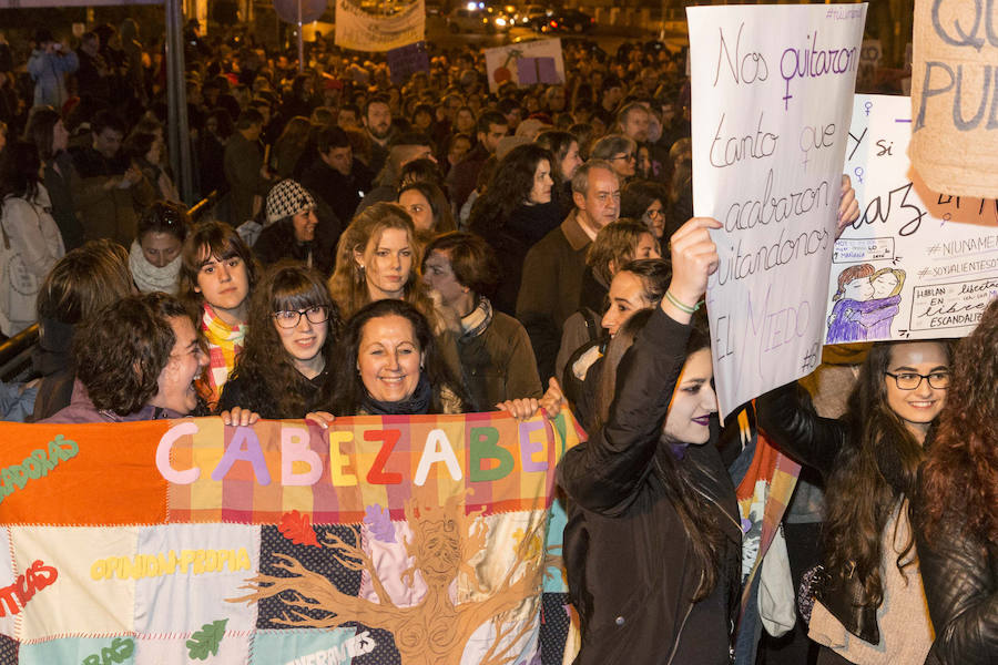 En Plasencia han sido más de 1.000 las personas se han manifestado tras una pancarta en la que podía leerse 'Paramos el mundo'