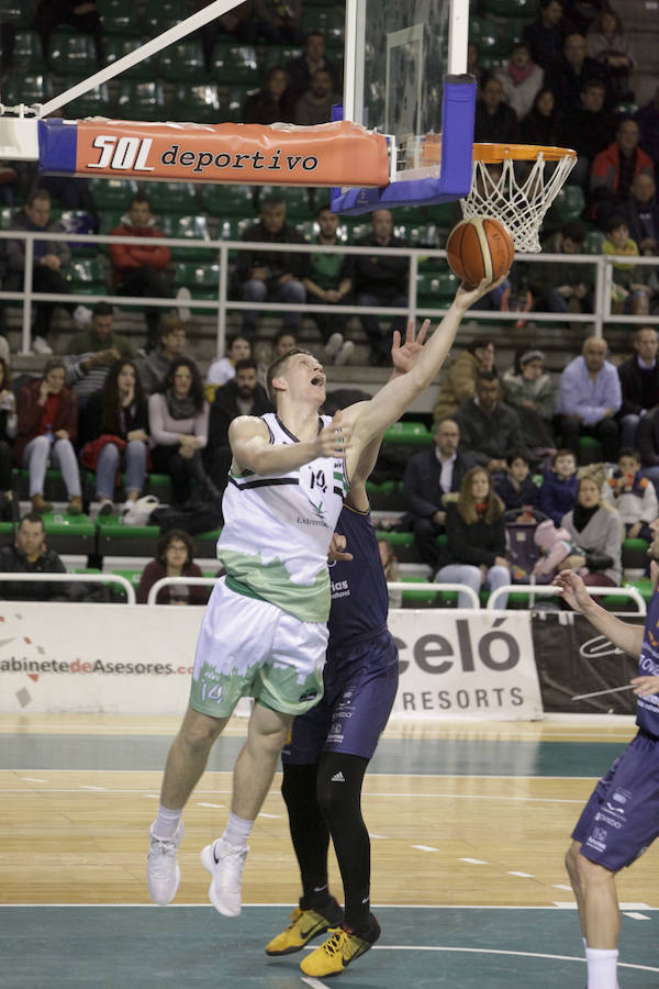 Las goteras del pabellón obligan a retrasar más de una hora y media el inicio del Cáceres-Oviedo, donde los verdinegros nada pudieron hacer 
