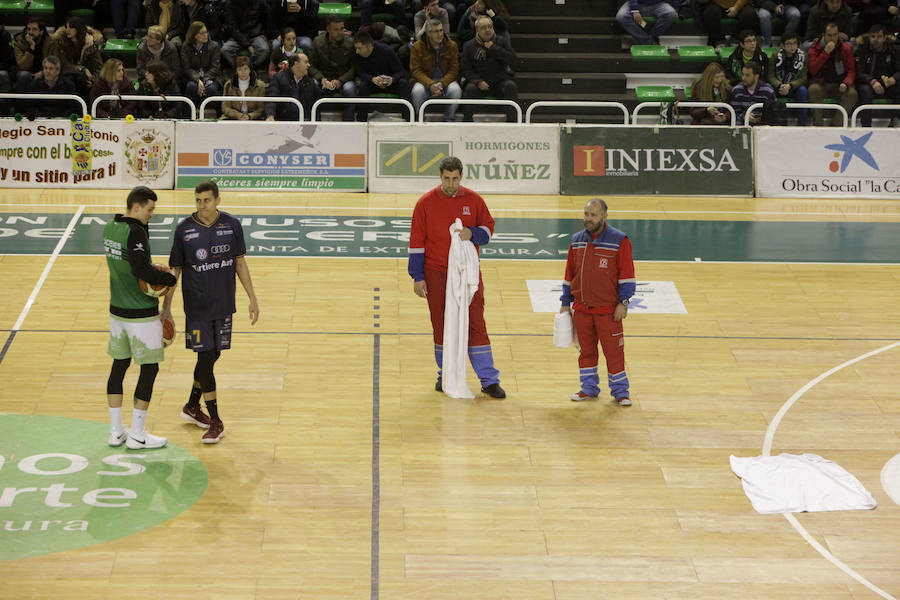 Las goteras del pabellón obligan a retrasar más de una hora y media el inicio del Cáceres-Oviedo, donde los verdinegros nada pudieron hacer 