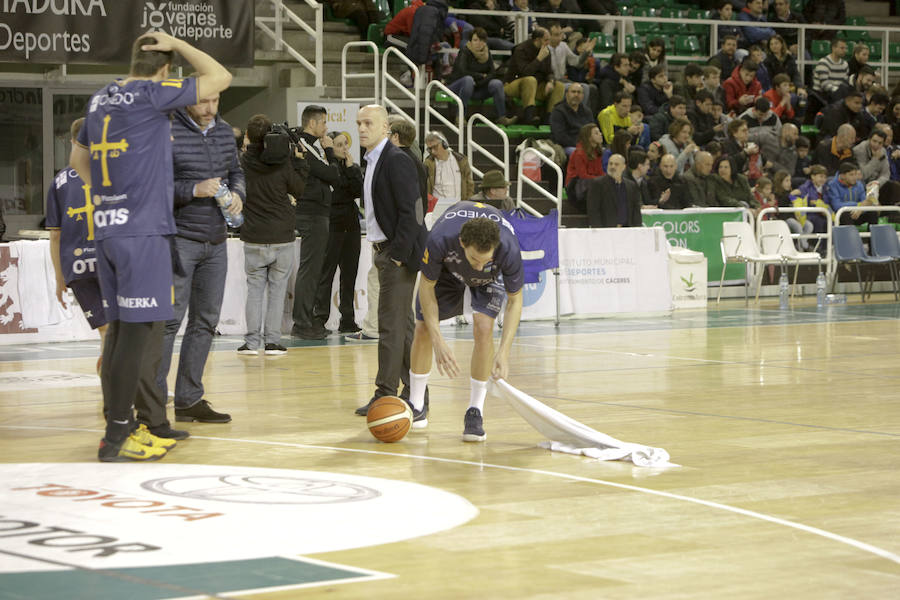 Las goteras del pabellón obligan a retrasar más de una hora y media el inicio del Cáceres-Oviedo, donde los verdinegros nada pudieron hacer 