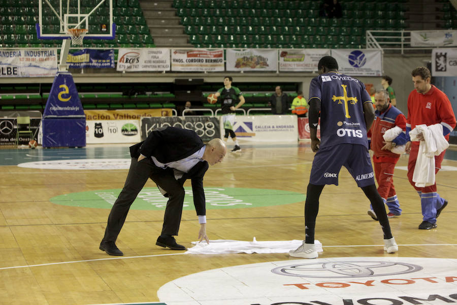 Las goteras del pabellón obligan a retrasar más de una hora y media el inicio del Cáceres-Oviedo, donde los verdinegros nada pudieron hacer 