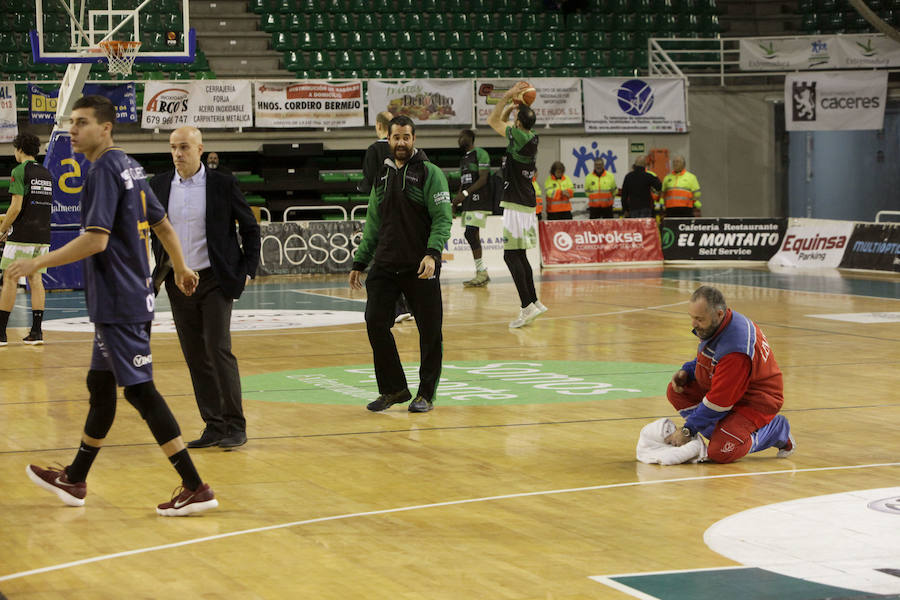 Las goteras del pabellón obligan a retrasar más de una hora y media el inicio del Cáceres-Oviedo, donde los verdinegros nada pudieron hacer 