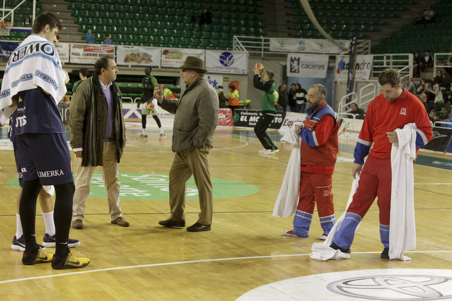 Las goteras del pabellón obligan a retrasar más de una hora y media el inicio del Cáceres-Oviedo, donde los verdinegros nada pudieron hacer 