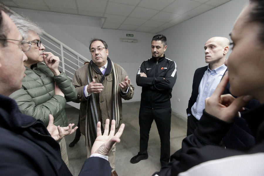 Las goteras del pabellón obligan a retrasar más de una hora y media el inicio del Cáceres-Oviedo, donde los verdinegros nada pudieron hacer 