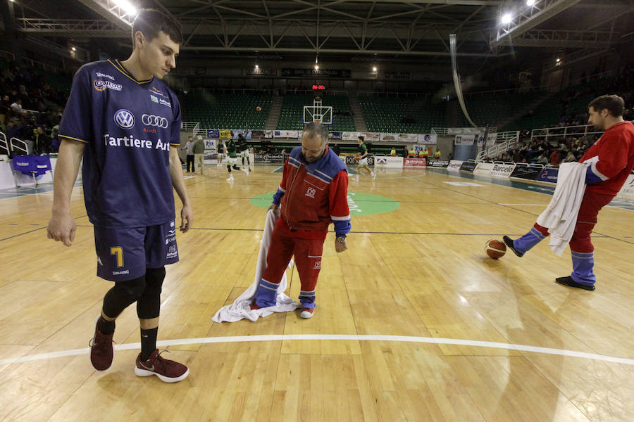 Las goteras del pabellón obligan a retrasar más de una hora y media el inicio del Cáceres-Oviedo, donde los verdinegros nada pudieron hacer 