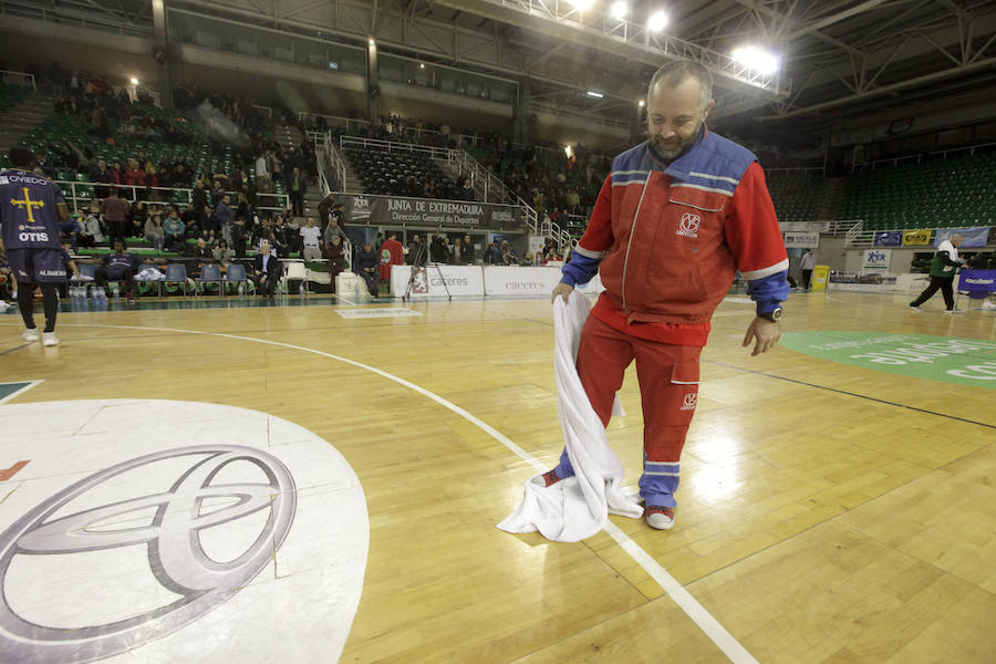 Las goteras del pabellón obligan a retrasar más de una hora y media el inicio del Cáceres-Oviedo, donde los verdinegros nada pudieron hacer 