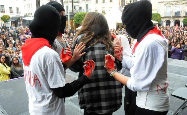 Agresiones. Una representación de la manada, caso de violación ocurrido en Pamplona