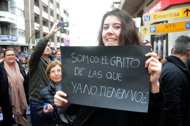 Denuncia. Una joven porta un cartel en contra de la violencia machista. 