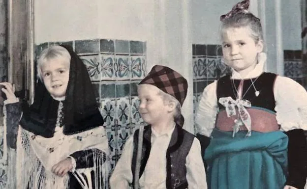Imagen. El Rey y sus hermanas en 1971. :: 