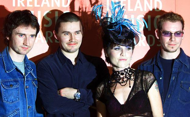 Noel Hogan, Mike Hogan, la fallecida Dolores O'Riordan y Fergal Lawler, miembros de la banda irlandesa The Cranberries.